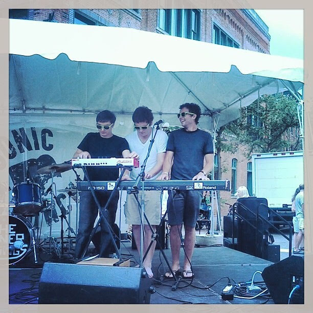 Dave Hawkins performing with his band